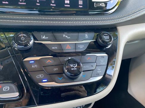 Used 2024 Chrysler Pacifica Limited FWD image 58