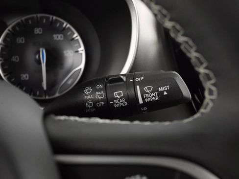 Used 2023 Chrysler Pacifica Touring-L image 18