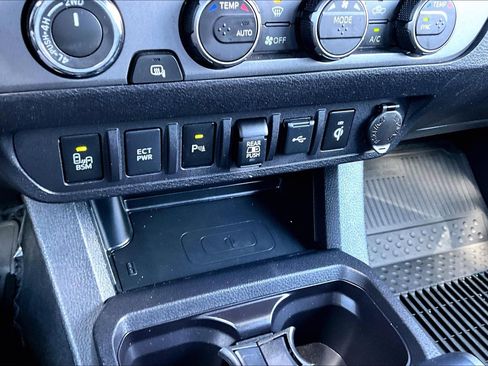 Used 2023 Toyota Tacoma TRD Off-Road w/ TRD Premium Off Road Package image 31