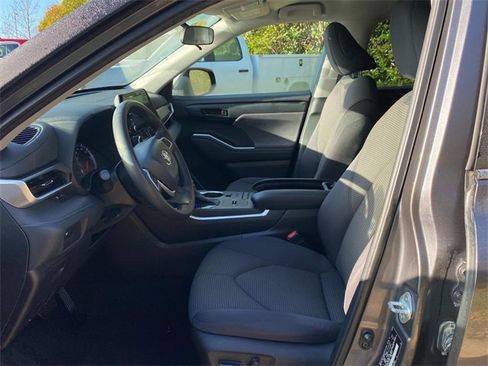 Used 2022 Toyota Highlander L image 11