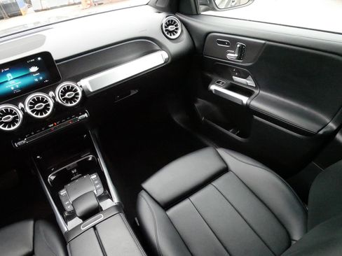 Used 2021 Mercedes-Benz GLB 250 4MATIC image 11