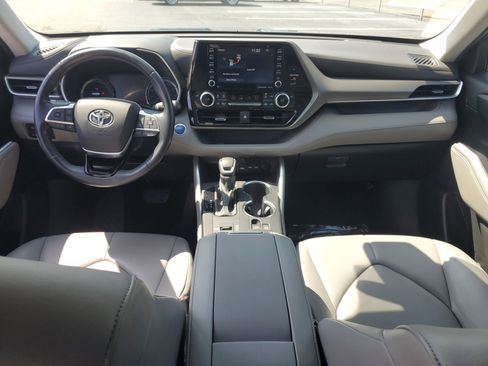 Used 2021 Toyota Highlander XLE AWD/4WD image 15