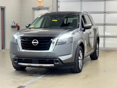 Used 2025 Nissan Pathfinder SL image 3