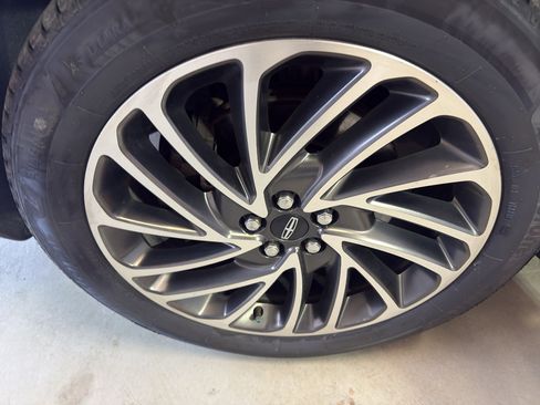 Used 2019 Lincoln Nautilus Reserve image 32