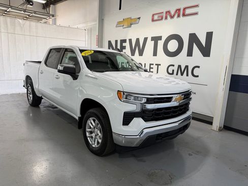 Used 2024 Chevrolet Silverado 1500 LT AWD/4WD image 2