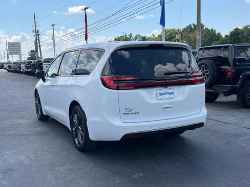 New 2026 Chrysler Pacifica Select image 5