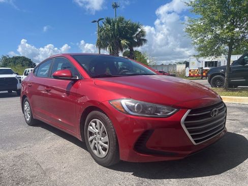 Used 2017 Hyundai Elantra SE image 2
