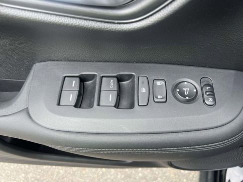 Used 2023 Honda HR-V LX image 16