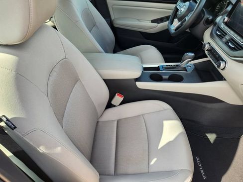 Used 2025 Nissan Altima 2.5 SV FWD image 14
