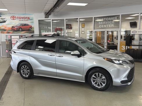Used 2025 Toyota Sienna LE AWD/4WD image 48