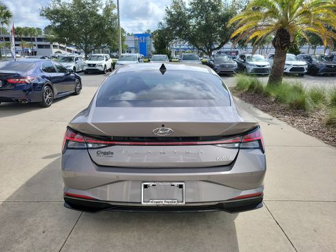 Used 2022 Hyundai Elantra Limited FWD image 5