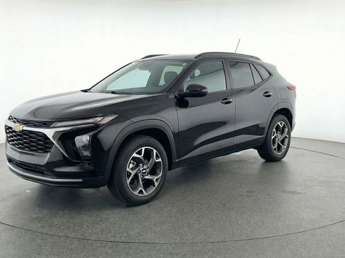 Used 2025 Chevrolet Trax LT image 3