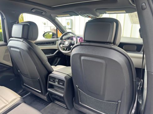 Used 2024 Porsche Cayenne AWD/4WD image 41