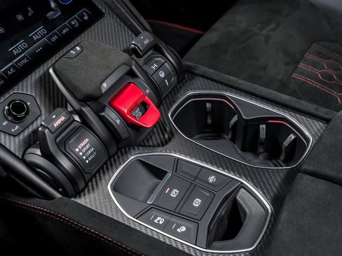 Used 2024 Lamborghini Urus Performante AWD/4WD image 30