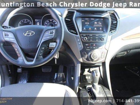 Used 2018 Hyundai Santa Fe SE image 11