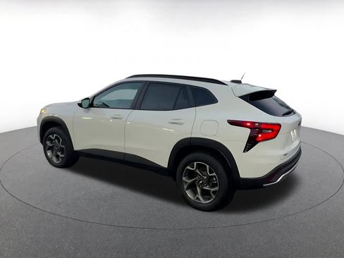 Used 2025 Chevrolet Trax LT w/ LT Convenience Package image 10