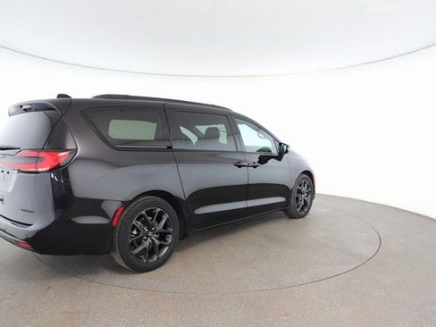 Used 2025 Chrysler Pacifica Limited image 18