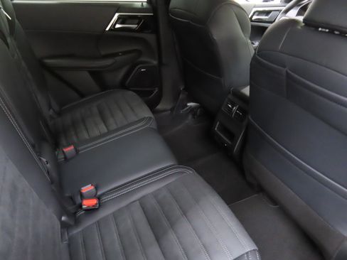 New 2025 Mitsubishi Outlander SE image 23