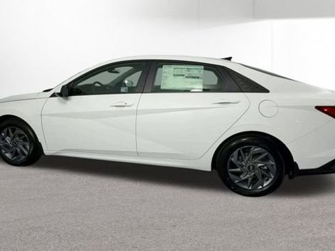 Used 2025 Hyundai Elantra Hybrid FWD image 5