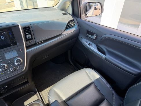 Used 2017 Toyota Sienna SE FWD image 7