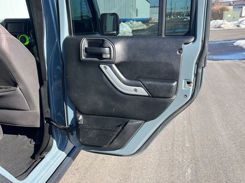 Used 2015 Jeep Wrangler Unlimited Rubicon w/ Connectivity Group AWD/4WD image 15