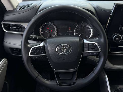 Used 2023 Toyota Highlander LE FWD image 13