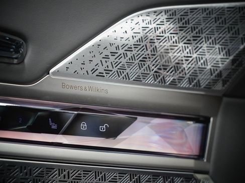 Used 2025 BMW i7 M70 w/ Executive Package image 31