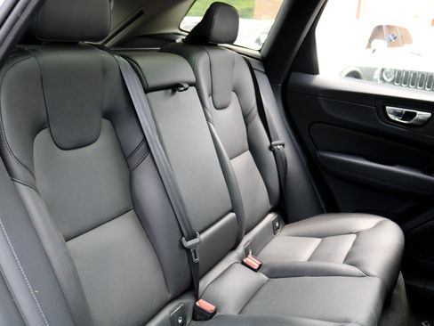 Used 2022 Volvo XC60 B5 Momentum image 25