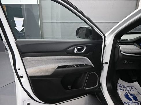 Used 2024 Jeep Compass Latitude AWD/4WD image 9