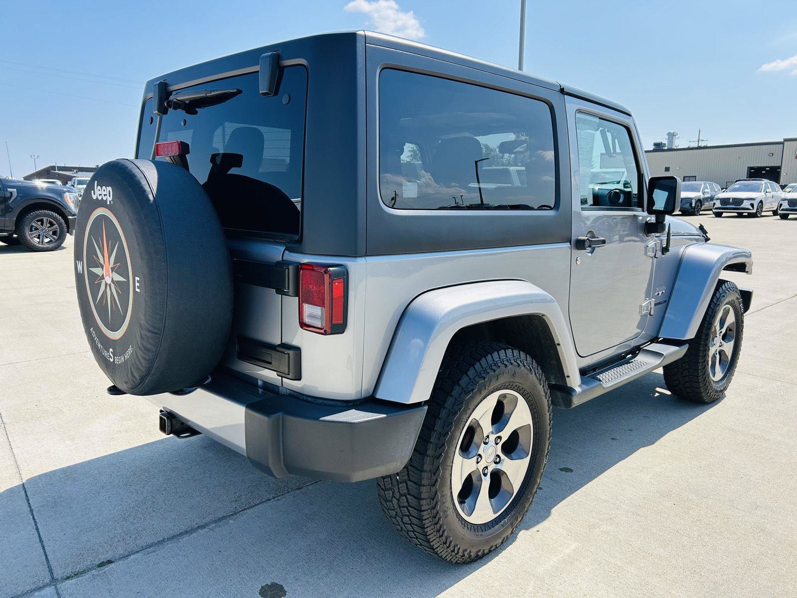 Used 2017 Jeep Wrangler Sahara w/ Connectivity Group AWD/4WD image 28