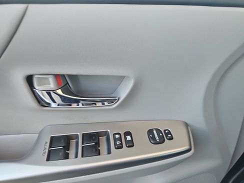 Used 2016 Toyota Prius V Five FWD image 5