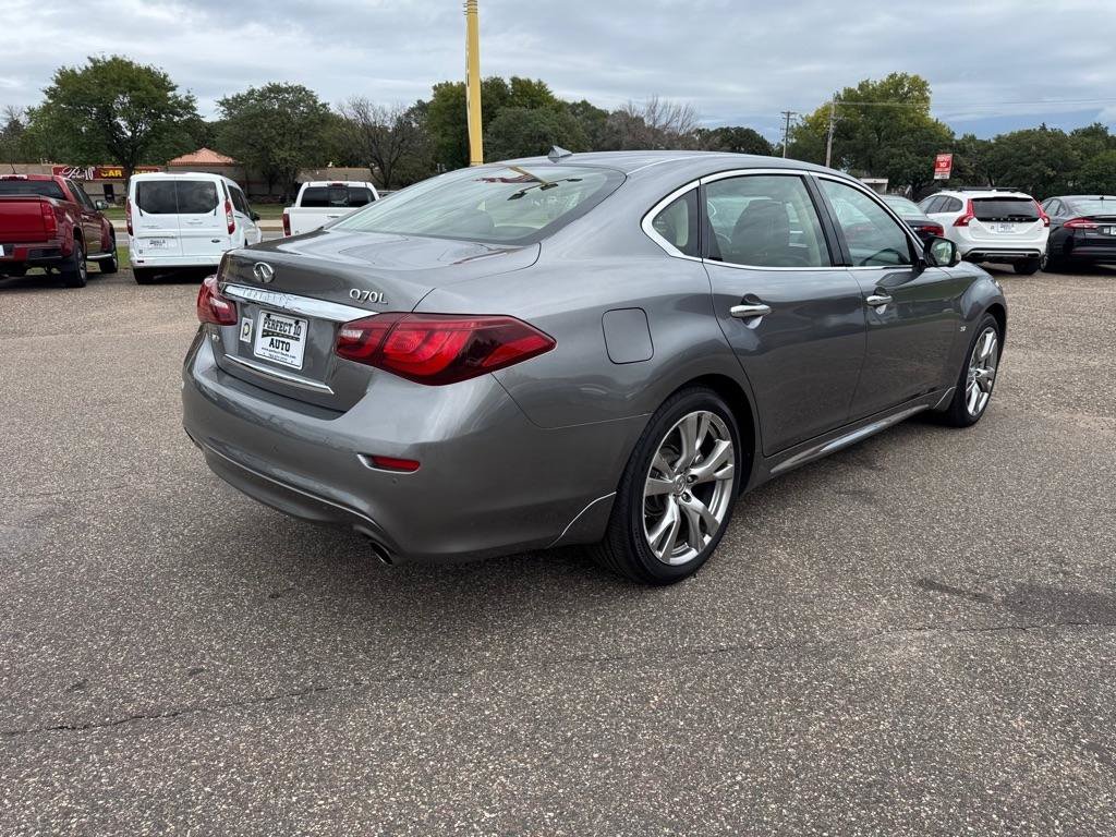 Used 2017 INFINITI Q70 L 3.7 AWD/4WD image 4