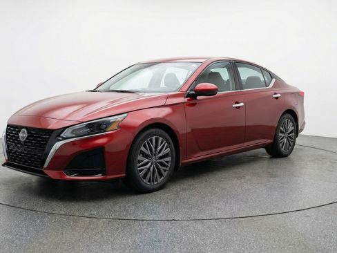 Used 2025 Nissan Altima 2.5 SV FWD image 3