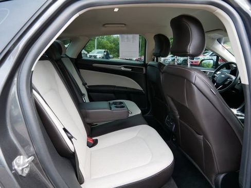 Used 2019 Ford Fusion SE FWD image 9