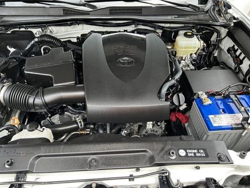 Used 2018 Toyota Tacoma TRD Off-Road AWD/4WD image 16