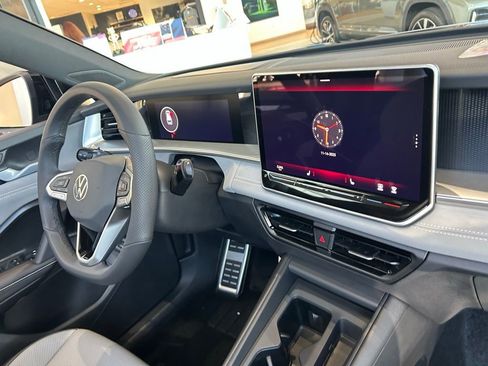 New 2026 Volkswagen Tiguan SE R-Line FWD image 33