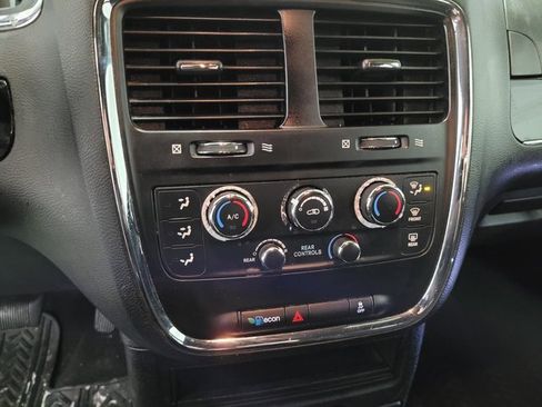 Used 2019 Dodge Grand Caravan SE image 31