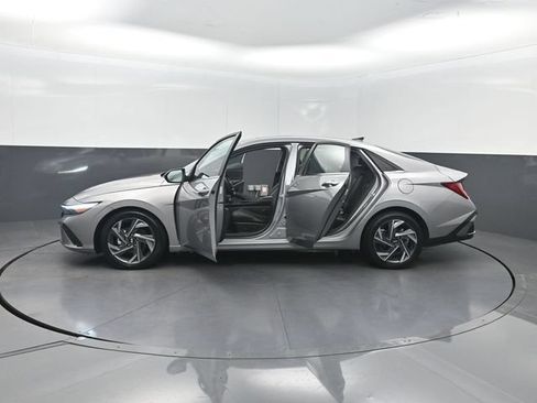 Used 2025 Hyundai Elantra Limited FWD image 37