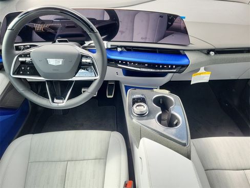 New 2025 Cadillac Optiq Luxury 2 image 21