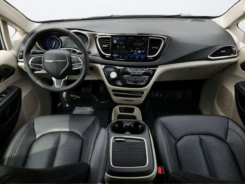 Used 2024 Chrysler Pacifica Touring-L FWD image 34