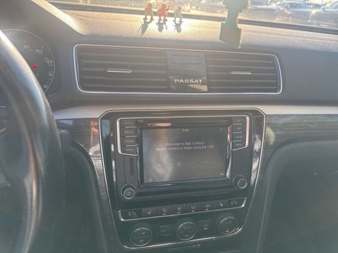 Used 2018 Volkswagen Passat 2.0T SE FWD image 12