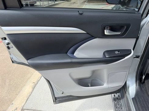 Used 2019 Toyota Highlander XLE AWD/4WD image 24