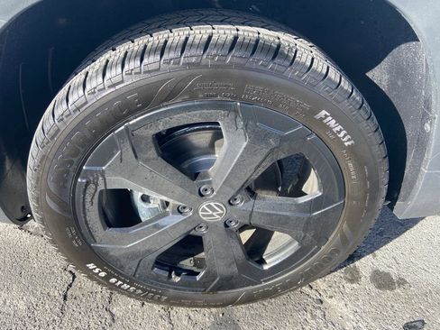 Used 2025 Volkswagen Taos SE image 16