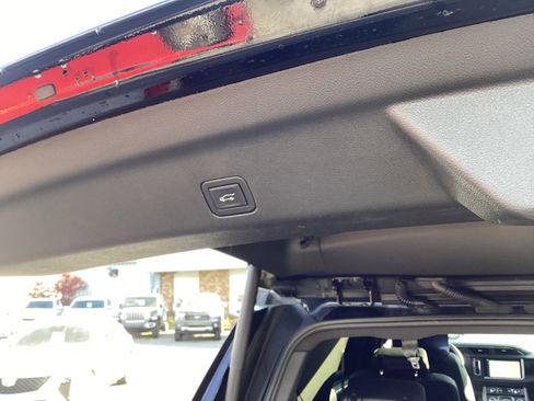 Used 2024 GMC Yukon Denali w/ Denali Reserve Package image 17