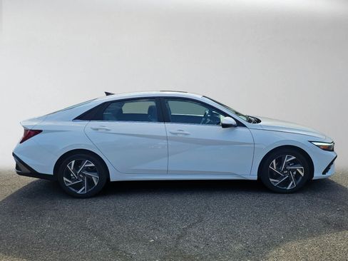 Used 2025 Hyundai Elantra Limited FWD image 2