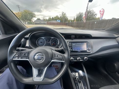 Used 2019 Nissan Kicks S image 10