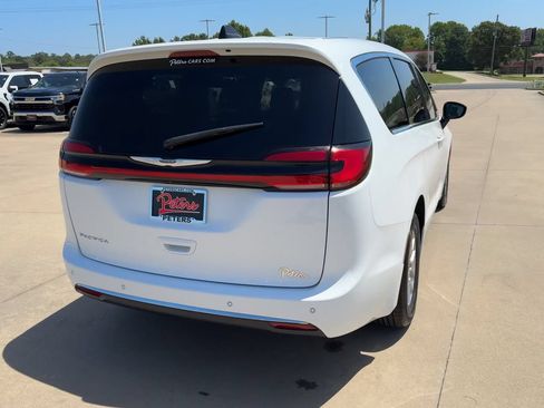 Used 2025 Chrysler Pacifica Select FWD image 8