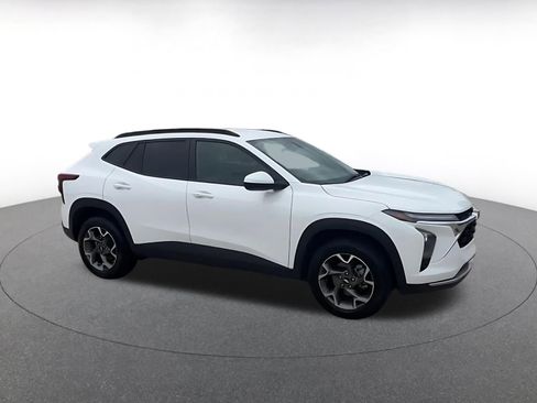 Used 2025 Chevrolet Trax LT w/ LT Convenience Package image 2