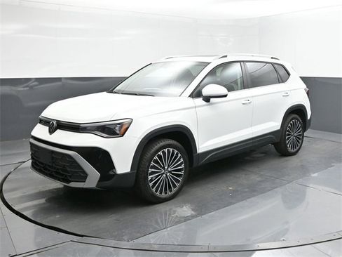 New 2025 Volkswagen Taos SE image 34