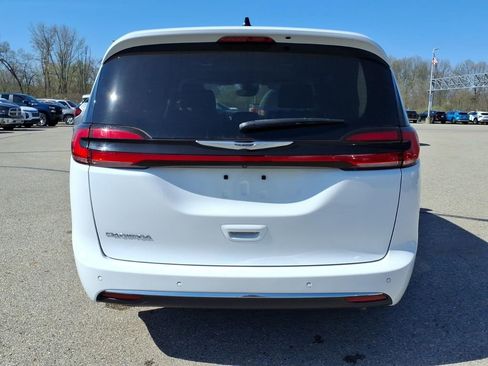 Used 2024 Chrysler Pacifica Touring-L FWD image 11